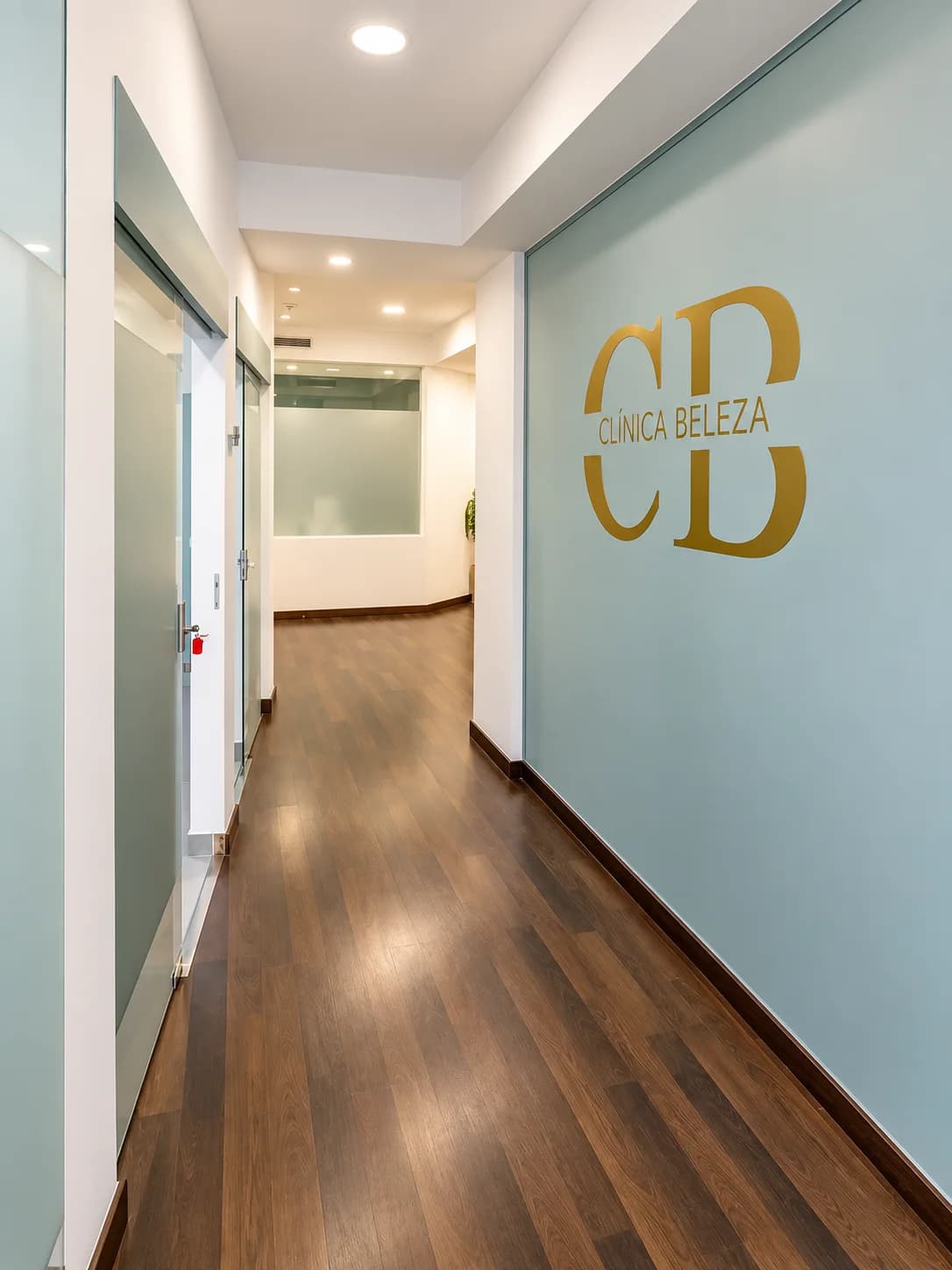 Corredor da Clínica Beleza com o logótipo dourado